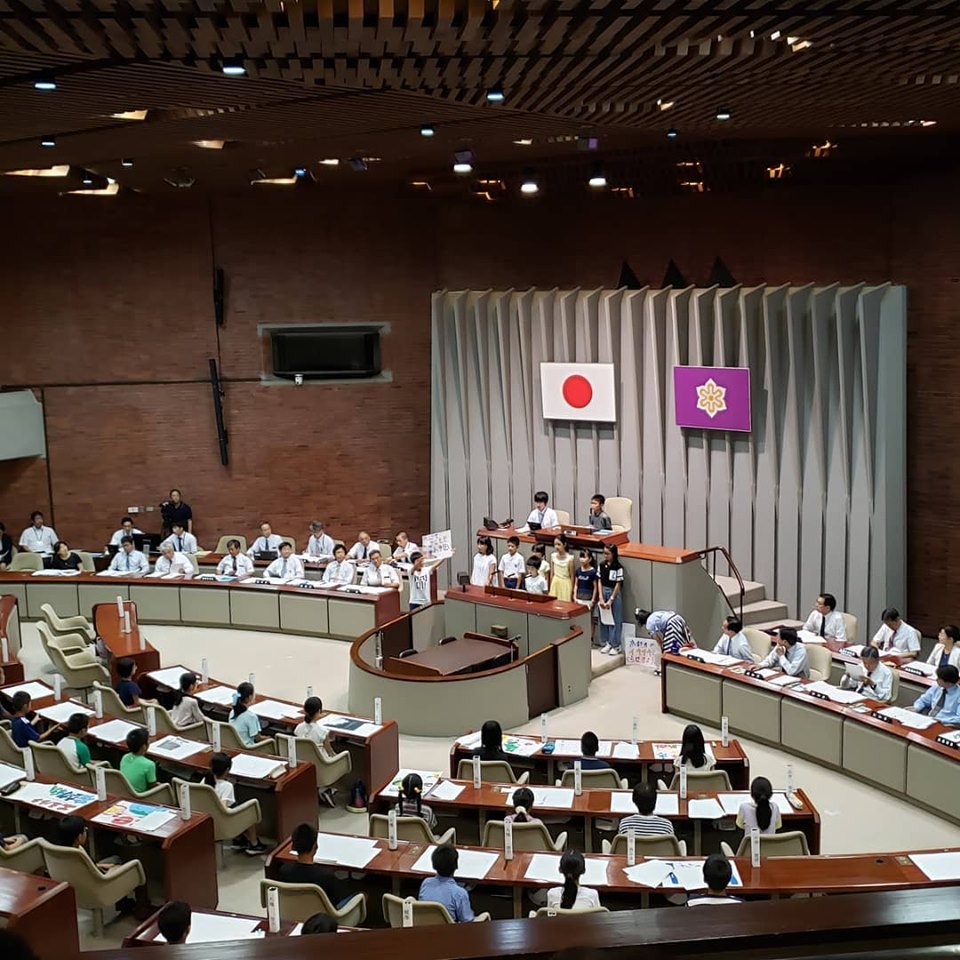 こども議会が京都府議会議場で開催
